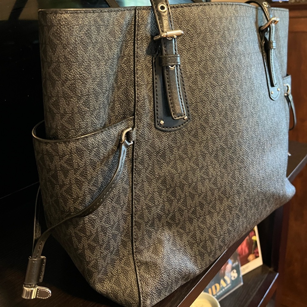 Beautiful Mk Bag , In New Condition . Used Once . - image 2